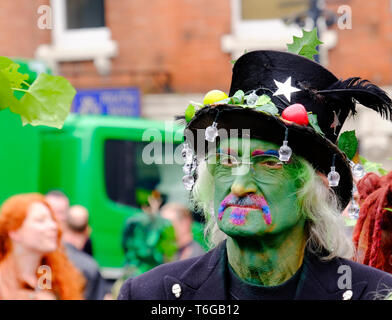 Glastonbury, Somerset, UK. 1. Mai 2019. Beltane feiern jedes Jahr statt zwischen der Tagundnachtgleiche im Frühjahr und Sommer am 1. Mai. Die Leute treffen sich, in Grün gekleidet, genießen Sie eine Parade, Musik und Tanz. Das Festival hat seine Wurzeln in der frühen Gaelic Saisonale Feste, es passt gut in das neue Zeitalter der Gemeinschaft, dass diese kleine Somerset Stadt zieht. Sie rund um das Kreuz in der Stadt versammeln, die Mai-Pol ist der König und die Königin, die zusammen mit den Grünen Männer der Mai-Pol zum Kelch gut tragen. Credit: Herr Standfast/Alamy leben Nachrichten Stockfoto