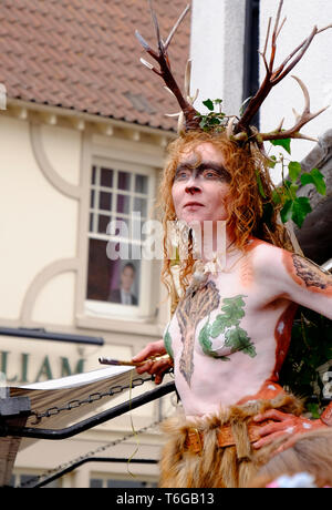 Glastonbury, Somerset, UK. 1. Mai 2019. Beltane feiern jedes Jahr statt zwischen der Tagundnachtgleiche im Frühjahr und Sommer am 1. Mai. Die Leute treffen sich, in Grün gekleidet, genießen Sie eine Parade, Musik und Tanz. Das Festival hat seine Wurzeln in der frühen Gaelic Saisonale Feste, es passt gut in das neue Zeitalter der Gemeinschaft, dass diese kleine Somerset Stadt zieht. Sie rund um das Kreuz in der Stadt versammeln, die Mai-Pol ist der König und die Königin, die zusammen mit den Grünen Männer der Mai-Pol zum Kelch gut tragen. Credit: Herr Standfast/Alamy leben Nachrichten Stockfoto