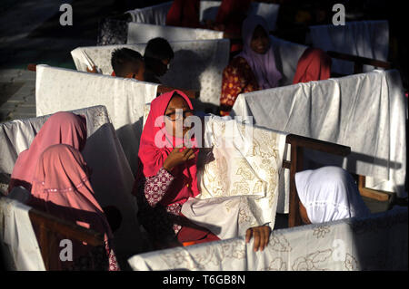 Yogyakarta, Indonesien. Mai, 2019. Junior High School Studenten nehmen an Batik Workshop während Jogja Education Week 2019 am Museum Vredeburg in Yogyakarta, Indonesien, Mai 1, 2019. Credit: Supriyanto/Xinhua/Alamy leben Nachrichten Stockfoto