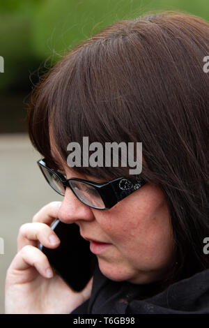 Glasgow, UK. Mai, 2019. Natalie McGarry gesehen verlassen Glasgow Sheriff Court. Die ehemalige SNP MP für Glasgow East, Natalie McGarry, lag an der Glasgow Sheriff Court verurteilt zu werden, nachdem er zwei Aufladungen der Unterschlagung. Jedoch nach Anhörung der Verteidigung Bewegungen, Polizeichef Paul Crozier weiter Fragen bis zum 10. Mai 2019. Credit: Iain Mcguinness/SOPA Images/ZUMA Draht/Alamy leben Nachrichten Stockfoto