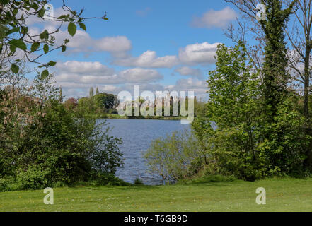 Lurgan Park, Lurgan, County Armagh, Nordirland. 1. Mai 2019. Uk Wetter - einen warmen sonnigen Tag im neuen Monat in Lurgan zu sehen. Sonnigen blauen Himmel über Lurgan Park See mit Brownlow House auf der anderen Seite des Sees. Quelle: David Hunter/Alamy Leben Nachrichten. Stockfoto