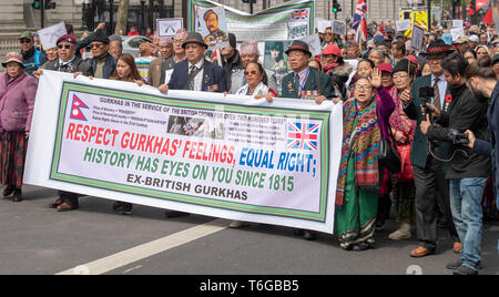 London, Großbritannien. 1. Mai 2019 Gurkha Veteranen März entlang Whitehall in einem Protest fordert gleiche Rechte mit britischen Soldaten und das Recht auf das Vereinigte Königreich zu kommen. Credit: Ian Davidson/Alamy leben Nachrichten Stockfoto