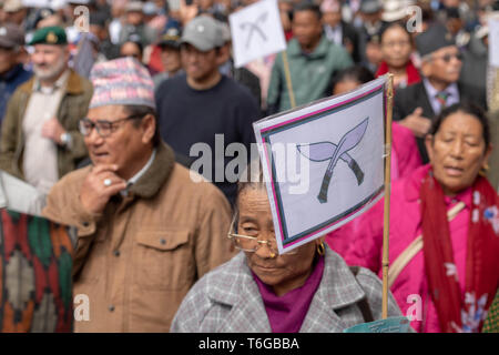 London, Großbritannien. 1. Mai 2019 Gurkha Veteranen März entlang Whitehall in einem Protest fordert gleiche Rechte mit britischen Soldaten und das Recht auf das Vereinigte Königreich zu kommen. Credit: Ian Davidson/Alamy leben Nachrichten Stockfoto