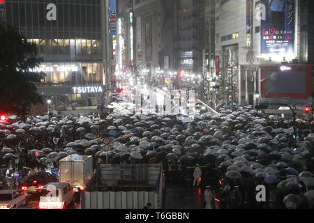 (190501) - TOKYO, Mai 1, 2019 (Xinhua) -- Menschen halten Regenschirme feiern die Reiwa Ära an der Kreuzung in Shibuya, Tokio, Japan, Mai 1, 2019. Mit dem Ende der drei - Dekade lang Heisei Ära, Japan begann seine Neue Reiwa Ära am 1. Mai. Eine Anzahl von Einzelpersonen, Gemeinden, Städte und Landkreise in verschiedenen Arten in Japan in der neuen Reiwa Ära einläuten gefeiert. (Xinhua / Du Xiaoyi) Stockfoto