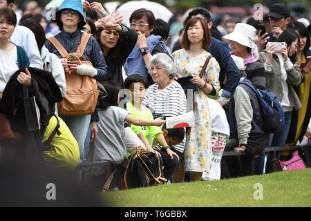 Tokio, Japan. Mai, 2019. Menschen erwartet infronto der japanischen kaiserlichen Palast, der hofft, sich einen Blick der neue Kaiser von Japan, Naruhito zu erhalten. Mittwoch, Mai 1, 2019. Naruhito steigt die Chrysantheme Thron in einem ganz anderen Japan in die man seinen Vater übernahm im Jahre 1989. Foto: Ramiro Agustin Vargas Tabares Credit: Ramiro Agustin Vargas Tabares/ZUMA Draht/Alamy leben Nachrichten Stockfoto