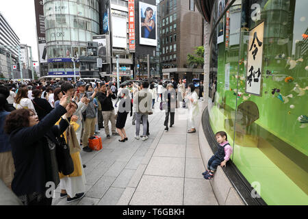 (190501) - TOKYO, Mai 1, 2019 (Xinhua) - Menschen machen Fotos von Kalligraphie "Reiwa" in Ginza in Tokio, Japan, Mai 1, 2019. Mit dem Ende der drei - Dekade lang Heisei Ära, Japan begann seine Neue Reiwa Ära am 1. Mai. Eine Anzahl von Einzelpersonen, Gemeinden, Städte und Landkreise in verschiedenen Arten in Japan in der neuen Reiwa Ära einläuten gefeiert. (Xinhua / Du Xiaoyi) Stockfoto