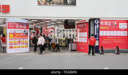 (190501) - TOKYO, Mai 1, 2019 (Xinhua) - ein Store hält eine Förderung der Reiwa Ära in yurakucho von Tokio, Japan, Mai 1, 2019 begrüßen zu dürfen. Mit dem Ende der drei - Dekade lang Heisei Ära, Japan begann seine Neue Reiwa Ära am 1. Mai. Eine Anzahl von Einzelpersonen, Gemeinden, Städte und Landkreise in verschiedenen Arten in Japan in der neuen Reiwa Ära einläuten gefeiert. (Xinhua / Du Xiaoyi) Stockfoto