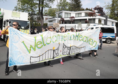 01. Mai 2019, Berlin: die Teilnehmer mit einem Plakat "Willkommen im Himmel" im Grunewald auf der Demonstration zeigen 'My Gruni'. Foto: Kay Nietfeld/dpa Stockfoto
