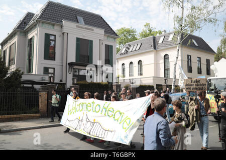 01. Mai 2019, Berlin: die Teilnehmer mit einem Plakat "Willkommen im Himmel" im Grunewald auf der Demonstration zeigen 'My Gruni'. Foto: Kay Nietfeld/dpa Stockfoto