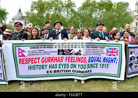 London, Großbritannien. 1. Mai 2019. Gurkha Veteranen März bis Parliament Square fordern gleiche Rechte mit den britischen und Commonwealth Soldaten Kredit: PjrFoto/Alamy leben Nachrichten Stockfoto