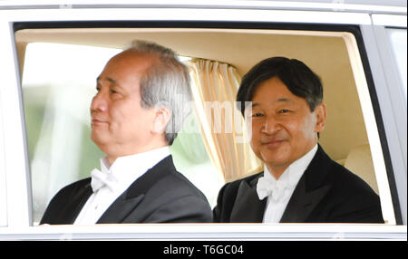 Tokio, Japan. Mai, 2019. Japans neuer Kaiser, NARUHITO (rechts) Fahrten auf dem Fahrzeug vor dem Japanischen Imperial Palace in Tokio, Japan. Naruhito steigt die Chrysantheme Thron in einem ganz anderen Japan in die man seinen Vater übernahm im Jahre 1989. Credit: Ramiro Agustin Vargas Tabares/ZUMA Draht/Alamy leben Nachrichten Stockfoto