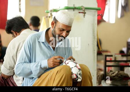 Sialkot. 12 Apr, 2019. Foto aufgenommen am 12 April, 2019 zeigt ein Arbeiter nähen ein Fußball bei einem Fußball-Fabrik im östlichen Pakistan Sialkot. Sialkot, eine Stadt in der pakistanischen Provinz Punjab, ist ein Zentrum der Handgenähter Fußball in der Welt und in seiner Zeit der Herrlichkeit, die Stadt einmal war, um mehr als 75 Prozent der weltweiten Nachfrage nach Fußball. Credit: Ahmad Kamal/Xinhua/Alamy leben Nachrichten Stockfoto