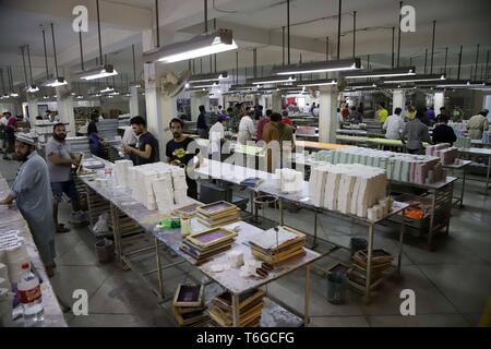 Sialkot. 12 Apr, 2019. Foto am 12 April, 2019 zeigt Arbeiter färben Fußball Streifen an einem Fußball-Fabrik im östlichen Pakistan Sialkot. Sialkot, eine Stadt in der pakistanischen Provinz Punjab, ist ein Zentrum der Handgenähter Fußball in der Welt und in seiner Zeit der Herrlichkeit, die Stadt einmal war, um mehr als 75 Prozent der weltweiten Nachfrage nach Fußball. Credit: Ahmad Kamal/Xinhua/Alamy leben Nachrichten Stockfoto