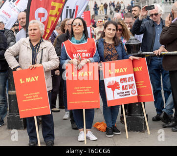 London, Großbritannien. 1. Mai 2019. Mai Tag der Arbeit Rally und März mit Gewerkschaften und internationale organsiations feiert Tag der Arbeit auf dem Trafalgar Square Credit: Ian Davidson/Alamy leben Nachrichten Stockfoto