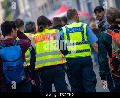 01. Mai 2019, Berlin: Polizei patrouilliert Oranienstraße am Myfest in Kreuzberg. Foto: Monika Skolimowska/dpa-Zentralbild/dpa Stockfoto