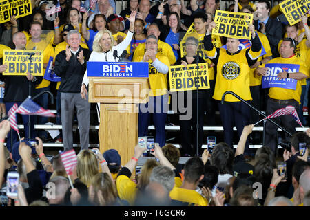 April 29, 2019 - Pittsburgh, Pennsylvania, USA - Dr. Jill Biden führt ihr Mann Joe Biden, der weg von seiner Kampagne für Präsident in Pittsburgh, Pennsylvania. (Bild: © preston Ehrler/ZUMA Draht) Stockfoto