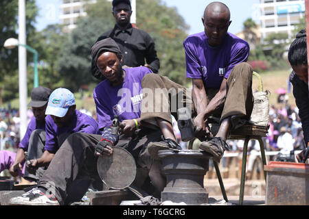 Nairobi, Kenia. Mai, 2019. Artisan Arbeitnehmer ihre Arbeit während der Feierlichkeiten. Kenianer feierte Tag der Arbeit im Uhuru Park in Nairobi, wo einige Jugendliche gegen die grassierende Korruption und schlechte Führung in Kenia protestiert. Arbeitslosigkeit und Unterbeschäftigung ist weit verbreitet im Land. Credit: Billy Mutai/SOPA Images/ZUMA Draht/Alamy leben Nachrichten Stockfoto