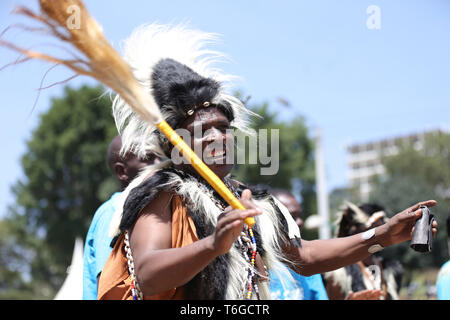 Nairobi, Kenia. Mai, 2019. Kikuyu tribe traditionelle Tänzer gesehen während der Feierlichkeiten. Kenianer feierte Tag der Arbeit im Uhuru Park in Nairobi, wo einige Jugendliche gegen die grassierende Korruption und schlechte Führung in Kenia protestiert. Arbeitslosigkeit und Unterbeschäftigung ist weit verbreitet im Land. Credit: Billy Mutai/SOPA Images/ZUMA Draht/Alamy leben Nachrichten Stockfoto