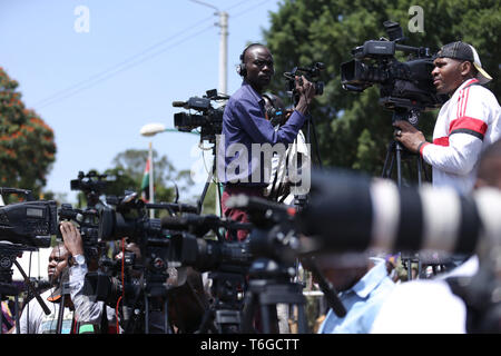 Nairobi, Kenia. Mai, 2019. Mitglieder der Medien gesehen, die während der Feierlichkeiten. Kenianer feierte Tag der Arbeit im Uhuru Park in Nairobi, wo einige Jugendliche gegen die grassierende Korruption und schlechte Führung in Kenia protestiert. Arbeitslosigkeit und Unterbeschäftigung ist weit verbreitet im Land. Credit: Billy Mutai/SOPA Images/ZUMA Draht/Alamy leben Nachrichten Stockfoto