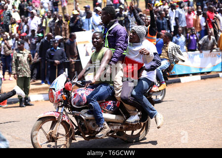 Nairobi, Kenia. Mai, 2019. Jugendliche gesehen protestieren auf Motorrädern während der Feiern. Kenianer feierte Tag der Arbeit im Uhuru Park in Nairobi, wo einige Jugendliche gegen die grassierende Korruption und schlechte Führung in Kenia protestiert. Arbeitslosigkeit und Unterbeschäftigung ist weit verbreitet im Land. Credit: Billy Mutai/SOPA Images/ZUMA Draht/Alamy leben Nachrichten Stockfoto