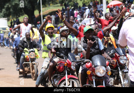 Nairobi, Kenia. Mai, 2019. Jugendliche gesehen protestieren auf Motorrädern während der Feiern. Kenianer feierte Tag der Arbeit im Uhuru Park in Nairobi, wo einige Jugendliche gegen die grassierende Korruption und schlechte Führung in Kenia protestiert. Arbeitslosigkeit und Unterbeschäftigung ist weit verbreitet im Land. Credit: Billy Mutai/SOPA Images/ZUMA Draht/Alamy leben Nachrichten Stockfoto