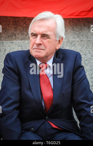 London, UK, 1. Mai 2019. John McDonnell, Schatten der Schatzkanzler und Arbeit MP, spricht auf der Kundgebung. Die Demonstranten auf der Kundgebung auf dem Trafalgar Square. Die jährlichen London Mai Tag März macht seinen Weg von Clerkenwell Green und endet mit einer Kundgebung auf dem Trafalgar Square, wo Sprecher einschließlich der Gewerkschaftsvertreter, Menschenrechtsorganisationen und Politikern Internationale Arbeiter Tag feiern. Credit: Imageplotter/Alamy leben Nachrichten Stockfoto