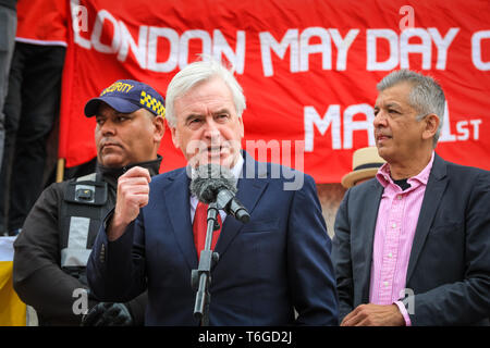 London, UK, 1. Mai 2019. John McDonnell, Schatten der Schatzkanzler und Arbeit MP, spricht auf der Kundgebung. Die Demonstranten auf der Kundgebung auf dem Trafalgar Square. Die jährlichen London Mai Tag März macht seinen Weg von Clerkenwell Green und endet mit einer Kundgebung auf dem Trafalgar Square, wo Sprecher einschließlich der Gewerkschaftsvertreter, Menschenrechtsorganisationen und Politikern Internationale Arbeiter Tag feiern. Credit: Imageplotter/Alamy leben Nachrichten Stockfoto