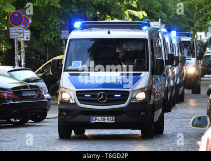 01. Mai 2019, Berlin: Polizei Auto vor Beginn der linken Radikalen "Revolutionären Mai Demonstration". Foto: Ralf Hirschberger/dpa Stockfoto