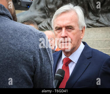 London, UK, 1. Mai 2019. John McDonnell, Schatten der Schatzkanzler und Arbeit MP, bei der Kundgebung. Die Demonstranten auf der Kundgebung auf dem Trafalgar Square. Die jährlichen London Mai Tag März macht seinen Weg von Clerkenwell Green und endet mit einer Kundgebung auf dem Trafalgar Square, wo Sprecher einschließlich der Gewerkschaftsvertreter, Menschenrechtsorganisationen und Politikern Internationale Arbeiter Tag feiern. Credit: Imageplotter/Alamy leben Nachrichten Stockfoto