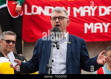 London, Großbritannien. Mai, 2019. Mick Bargeld, Generalsekretär der Gewerkschaft RMT, Adressen, Vertreter der Gewerkschaften und der Sozialistischen und Kommunistischen Parteien aus verschiedenen Ländern die Teilnahme an der jährlichen Tag der Rallye in Trafalgar Square Internationalen Tag der Arbeit zu markieren. Credit: Mark Kerrison/Alamy leben Nachrichten Stockfoto