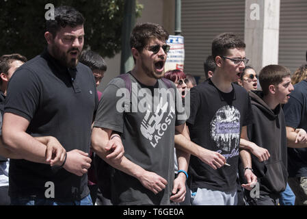 Athen, Griechenland. Mai, 2019. Die demonstranten Marsch in das griechische Parlament riefen Parolen gegen die Sparpolitik. Tausende, die Mitglieder der linken Parteien, Gewerkschaften und Arbeitnehmer anarchistischen Gruppen nahmen an der jährlichen 1. Mai Demonstrationen der internationalen Arbeiter/innen-Tag zu kennzeichnen. Credit: Nikolas Georgiou/ZUMA Draht/Alamy leben Nachrichten Stockfoto