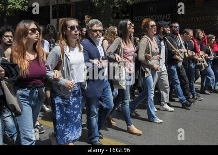 Athen, Griechenland. Mai, 2019. Die demonstranten Marsch in das griechische Parlament riefen Parolen gegen die Sparpolitik. Tausende, die Mitglieder der linken Parteien, Gewerkschaften und Arbeitnehmer anarchistischen Gruppen nahmen an der jährlichen 1. Mai Demonstrationen der internationalen Arbeiter/innen-Tag zu kennzeichnen. Credit: Nikolas Georgiou/ZUMA Draht/Alamy leben Nachrichten Stockfoto