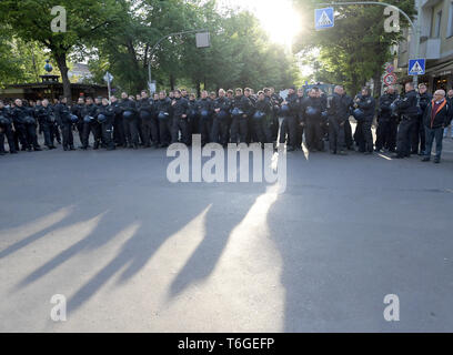 Berlin, Deutschland. 01 Mai, 2019. Polizisten stehen am linken Radikalen "Revolutionären Mai Demonstration". Quelle: Jörg Carstensen/dpa/Alamy leben Nachrichten Stockfoto