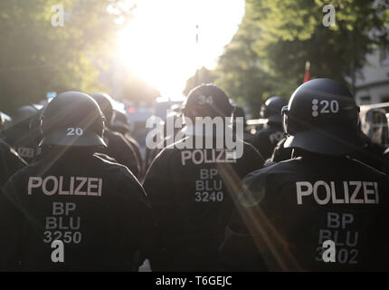 Berlin, Deutschland. 01 Mai, 2019. Polizisten in der linken Radikalen "Revolutionären Mai Demonstration". Credit: Kay Nietfeld/dpa/Alamy leben Nachrichten Stockfoto