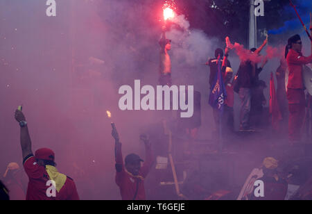 Jakarta, DKI Jakarta, Indonesien. Mai, 2019. Demonstranten mit Flares während der gedenkfeier gesehen. Arbeiter marschierten demonstrieren, während das Gedenken an Mai 2019 fordern sie die Regierung auf, unverzüglich die Regierung die Verordnung Nr. 78 von 2015 betreffend Löhne widerrufen. Credit: Nick Hanoatubun/SOPA Images/ZUMA Draht/Alamy leben Nachrichten Stockfoto