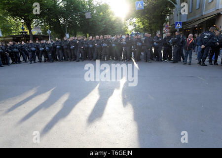 Berlin, Deutschland. 01 Mai, 2019. Polizisten stehen am linken Radikalen "Revolutionären Mai Demonstration". Quelle: Jörg Carstensen/dpa/Alamy leben Nachrichten Stockfoto