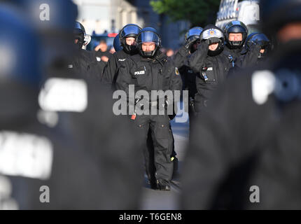 Berlin, Deutschland. 01 Mai, 2019. Polizisten in der linken Radikalen "Revolutionären Mai Demonstration". Foto: Ralf Hirschberger/dpa/Alamy leben Nachrichten Stockfoto