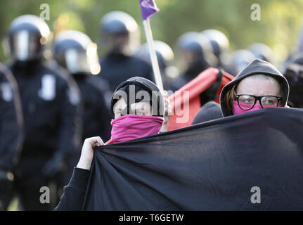 Berlin, Deutschland. 01 Mai, 2019. Die Teilnehmer der linken Radikalen "Revolutionäre 1. Mai Demonstration "Marsch durch Berlin von der Polizei begleitet. Credit: Kay Nietfeld/dpa/Alamy leben Nachrichten Stockfoto