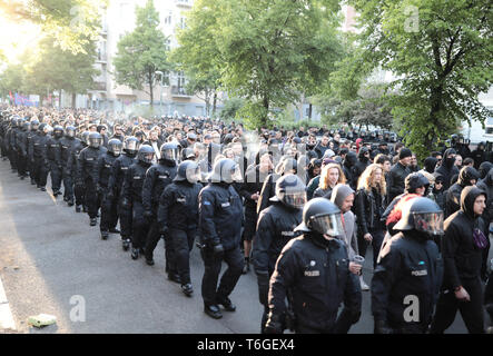 Berlin, Deutschland. 01 Mai, 2019. Die Teilnehmer der linken Radikalen "Revolutionäre 1. Mai Demonstration "Marsch durch Berlin von der Polizei begleitet. Credit: Kay Nietfeld/dpa/Alamy leben Nachrichten Stockfoto