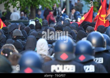 Berlin, Deutschland. 01 Mai, 2019. Polizisten begleiten die Teilnehmer der linken Radikalen "revolutionäre 1.Mai Demonstration in Berlin-Friedrichshain. Foto: Ralf Hirschberger/dpa/Alamy leben Nachrichten Stockfoto