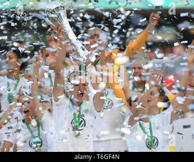 Preisverleihung. GES/Fußball/DFB-Pokalfinale der Frauen: VfL Wolfsburg - SC Freiburg, 01.05.2019 Fußball: "deutsche Frauen WM-Finale: Wolfsburg gegen Deutschland. Freiburg, Köln, Mai 1, 2019 | Verwendung weltweit Stockfoto