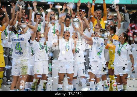 Preisverleihung. GES/Fußball/DFB-Pokalfinale der Frauen: VfL Wolfsburg - SC Freiburg, 01.05.2019 Fußball: "deutsche Frauen WM-Finale: Wolfsburg gegen Deutschland. Freiburg, Köln, Mai 1, 2019 | Verwendung weltweit Stockfoto