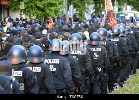 Berlin, Deutschland. 01 Mai, 2019. Polizisten begleiten die Teilnehmer der linken Radikalen "revolutionäre 1.Mai Demonstration in Berlin-Friedrichshain. Foto: Ralf Hirschberger/dpa/Alamy leben Nachrichten Stockfoto