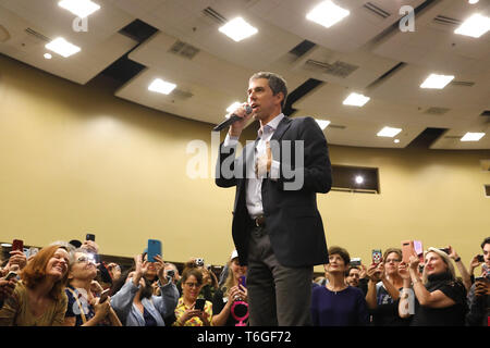 San Diego, CA, USA. 30 Apr, 2019. Präsidentschaftskandidat Beto O'Rourke gestoppt durch die Jacobs Center in San Diego Dienstag bis Kampagne. (Bild: © Johannes GastaldoZUMA Draht) Stockfoto