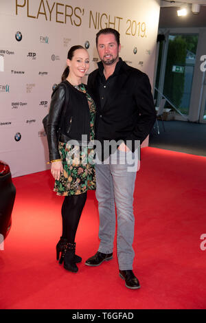 München, Deutschland. 30 Apr, 2019. Jana Mandana Lacey-Krone, tamer und Martin Lacey jr., tamer, kommt zum "Spieler Nacht' mit der Präsentation der Iphitos Award in der Tennis club MTTC Iphitos e.V. Die Veranstaltung findet im Rahmen der BMW Open Tennisturnier. Quelle: Tobias Hase/dpa/Alamy leben Nachrichten Stockfoto