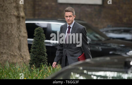 Datei: London, UK. 1. Mai 2019. Der britische Verteidigungsminister Gavin Williamson, hier gesehen, die Kabinettssitzung am 30. April 2019, ist sacked durch Premierminister Theresa May, der Huawei Leck, die er stark bestreitet vorgeworfen. Credit: Malcolm Park/Alamy Leben Nachrichten. Stockfoto