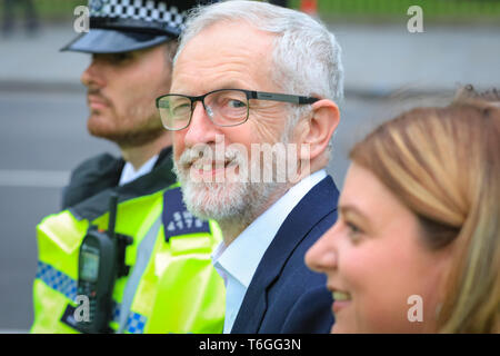 London, UK, 1. Mai 2019. Labour-führer Jeremy Corbyn geht weg nach der Adressierung der Masse des Aussterbens Rebellion Demonstranten in Parliament Square. Corbyn kündigte an, dass die Bewegung eines Nationalen Klima Not im Parlament zuvor gegangen war, zu erklären. Credit: Imageplotter/Alamy leben Nachrichten Stockfoto