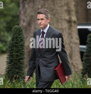 Datei: London, UK. 1. Mai 2019. Der britische Verteidigungsminister Gavin Williamson, hier gesehen, die Kabinettssitzung am 30. April 2019, ist sacked durch Premierminister Theresa May, der Huawei Leck, die er stark bestreitet vorgeworfen. Credit: Malcolm Park/Alamy Leben Nachrichten. Stockfoto