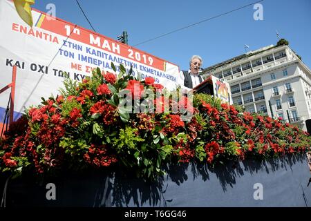 Athen, Griechenland. Mai, 2019. Blumen auf dem Syntagma-Platz in Athen während der Demonstration Kennzeichnung Mayday. Demonstranten fordern Besseres Gehalt und die Rechte der Arbeiter gesehen. Credit: Giorgos Zachos/SOPA Images/ZUMA Draht/Alamy leben Nachrichten Stockfoto