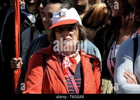 Athen, Griechenland. Mai, 2019. Eine ältere Demonstrantin während der Demonstration Kennzeichnung Mayday in Athen. Demonstranten fordern Besseres Gehalt und die Rechte der Arbeiter gesehen. Credit: Giorgos Zachos/SOPA Images/ZUMA Draht/Alamy leben Nachrichten Stockfoto